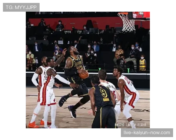 卢尔邓突破解包压制对手，提升球队关键时刻得分效率